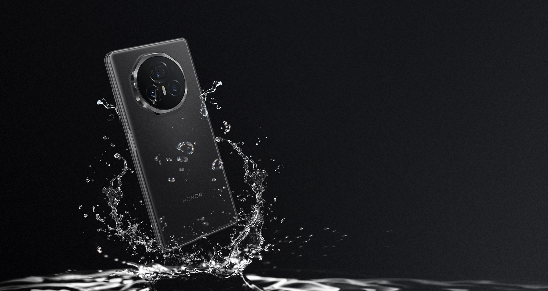 Honor Magic V3 9.2mm ultra-slim body can achieve an IPX8 water resistance.6 Fearless of the challenge of 2.5 meters of water depth, worry-free of wet hand operation.6